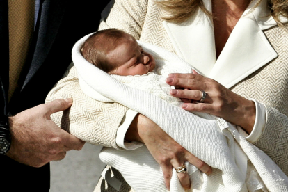 La princesa Leonor, en brazos de su madre, la reina Letizia, el 7 de noviembre de 2005, a la salida de la Clínica Ruber Internacional, donde nació el 31 de octubre de 2005. EFE/JUAN CARLOS HIDALGO