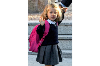 La princesa Leonor, vestida con el uniforme y una mochila rosa a la espalda, el 15 de septiembre de 2008, asiste a su primer día de clase en el Colegio Santa María de los Rosales, el mismo centro donde estudió su padre. EFE/CHEMA MOYA