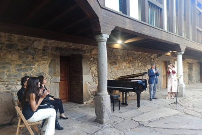 Un momento del concierto en Sierra Pambley, con la pianista Rosa Pardo, que cautivó al público con su música. V. ARAUJO