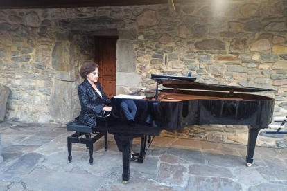 Un momento del concierto en Sierra Pambley, con la pianista Rosa Pardo, que cautivó al público con su música. V. ARAUJO