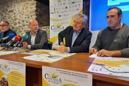 Carlos Cortina, Pablo Linares, Raúl Valcarce y Luis Alberto Arias, este jueves en la sede de Alimentos del Bierzo. DL