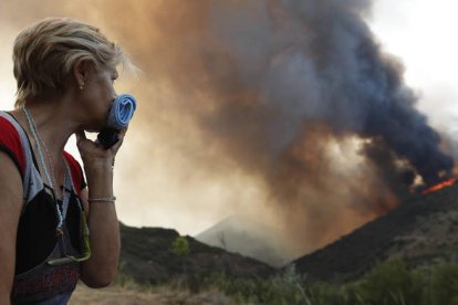 Una vecina de Encinedo contempla las llamas que arrasaron 9.800 hectáreas. JESÚS F. SALVADORES