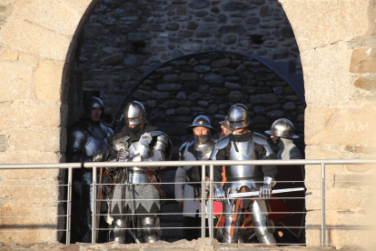 La Asociación Caballeros de Ulver ha recreado el famoso asedio de los irmandiños al Castillo de Ponferrada en 1467. Las puntas de las flechas eran de goma, las espadas romas, la pólvora de fogueo pero los insultos entre los combatientes sonaban de verdad: '¡Sois una rata, Conde!' gritaron los campesinos díscolos para empezar la pelea con la Casa de Lemos. ANA F. BARREDO