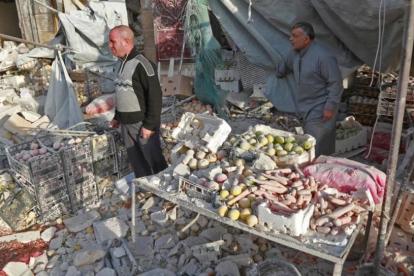 Mercado sirio de Atareb, al oeste de Alepo, bombardeado con un balance de al menos 53 muertos.
