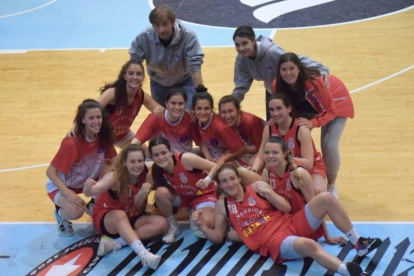 Jugadoras y cuerpo técnico del Universidad de León celebran su clasificación para las semifinales. DL