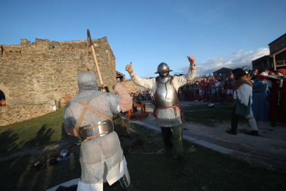 La Asociación Caballeros de Ulver ha recreado el famoso asedio de los irmandiños al Castillo de Ponferrada en 1467. Las puntas de las flechas eran de goma, las espadas romas, la pólvora de fogueo pero los insultos entre los combatientes sonaban de verdad: '¡Sois una rata, Conde!' gritaron los campesinos díscolos para empezar la pelea con la Casa de Lemos. ANA F. BARREDO