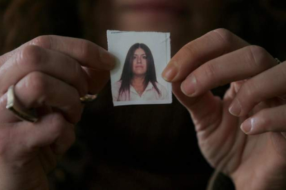 La hermana de Sheila Barrero muestra una fotografía de la víctima. JESÚS F. SALVADORES