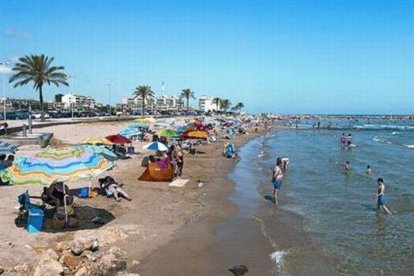 La playa de Cunit, que ostenta la bandera azul por su calidad.
