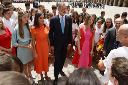 La Familia Real durante la ofrenda al apóstol Santiago en la Plaza del Obradoiro en el día de Galicia. LAVANDEIRA JR.