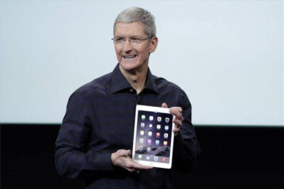 Tim Cook muestra el nuevo iPad Air 2.