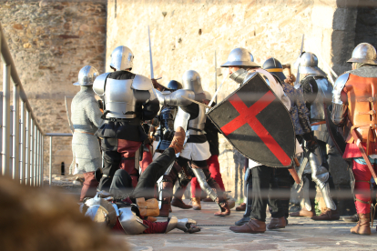 La Asociación Caballeros de Ulver ha recreado el famoso asedio de los irmandiños al Castillo de Ponferrada en 1467. Las puntas de las flechas eran de goma, las espadas romas, la pólvora de fogueo pero los insultos entre los combatientes sonaban de verdad: '¡Sois una rata, Conde!' gritaron los campesinos díscolos para empezar la pelea con la Casa de Lemos. ANA F. BARREDO