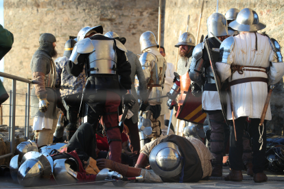 La Asociación Caballeros de Ulver ha recreado el famoso asedio de los irmandiños al Castillo de Ponferrada en 1467. Las puntas de las flechas eran de goma, las espadas romas, la pólvora de fogueo pero los insultos entre los combatientes sonaban de verdad: '¡Sois una rata, Conde!' gritaron los campesinos díscolos para empezar la pelea con la Casa de Lemos. ANA F. BARREDO