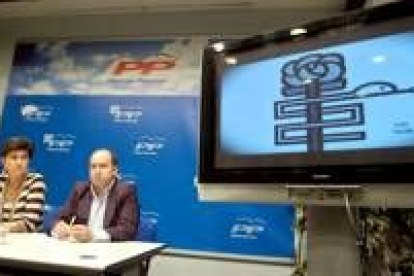 Los dirigentes del PP vasco María San Gil y Carmelo Barrio, durante la presentación del vídeo