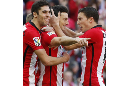Aduriz agradece la asistencia y celebra el cuarto gol del Athletic.