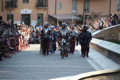 La Asociación Caballeros de Ulver ha recreado el famoso asedio de los irmandiños al Castillo de Ponferrada en 1467. Las puntas de las flechas eran de goma, las espadas romas, la pólvora de fogueo pero los insultos entre los combatientes sonaban de verdad: '¡Sois una rata, Conde!' gritaron los campesinos díscolos para empezar la pelea con la Casa de Lemos. ANA F. BARREDO