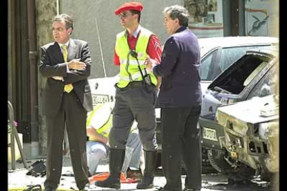 El presidente del Gobierno de Navarra, Miguel Sanz (izquierda), acompañado por el delegado del Gobierno de esta comunidad, José Carlos Iribas (derecha), fueron las primeras autoridades forales desplazadas al lugar del atentado.