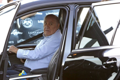 El dueño de Inditex, Amancio Ortega, conduce su coche este verano en La Coruña. CABALAR