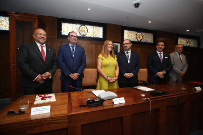 Los representantes de las instituciones públicas en el Día del Bierzo, en el acto político central de las fiestas de la Encina.