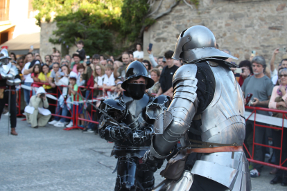 La Asociación Caballeros de Ulver ha recreado el famoso asedio de los irmandiños al Castillo de Ponferrada en 1467. Las puntas de las flechas eran de goma, las espadas romas, la pólvora de fogueo pero los insultos entre los combatientes sonaban de verdad: '¡Sois una rata, Conde!' gritaron los campesinos díscolos para empezar la pelea con la Casa de Lemos. ANA F. BARREDO