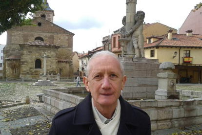 El autor, Carlos Javier Taranilla de la Varga, en la histórica plaza del Grano, que también aparece en la obra