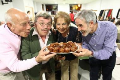 Villanueva, José Sánchez Carralero, María Gutiérrez y Felix García, en La Placa con un plato de andr