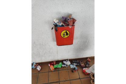 Papeleras llenas de basura en el estadio hispánico de León. DL