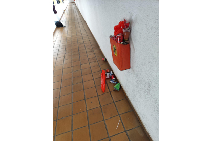 Papeleras llenas de basura en el estadio hispánico de León. DL