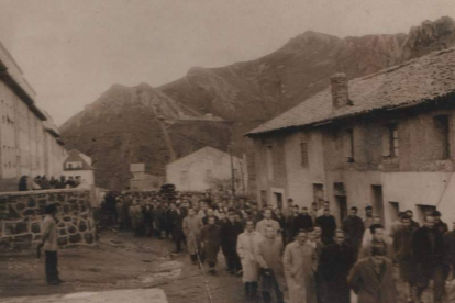 Funeral de un minero por las calles de Ollero.