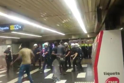 Enfrentamiento de la policía y manteros en la estación de metro de Plaça Catalunya