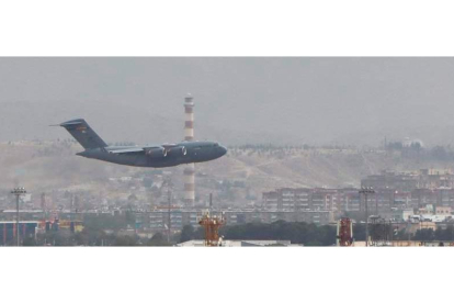 Un avión militar despega ayer del aeropuerto de Kabul, donde el Isis-K ha lanzado una lluvia de cohetes que han sido interceptados por los sistemas de EE UU. STRINGER