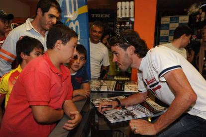 Samuel Sánchez firmó decenas de autógrafos a los jóvenes aficionados a la bicicleta.