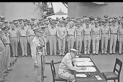 El general estadounidense Douglas MacArthur (derecha) durante la ceremonia oficial de la rendición de Japón, en Tokio, el 2 de septiembre de 1945.