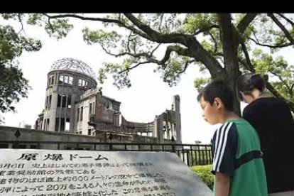 Unos niños taiwaneses contemplan la Cúpula de la Bomba Atómica en el parque conmemorativo de la Paz en Hiroshima, al oeste de Japón.