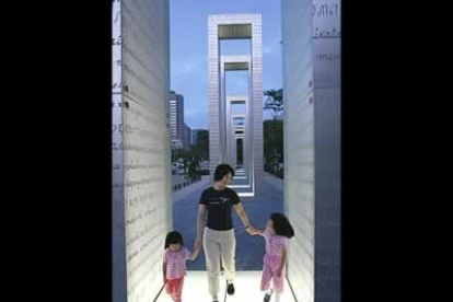 La Puerta de la Paz, una serie de diez arcos completada para las ceremonias del 60 aniversario de la tragedia.