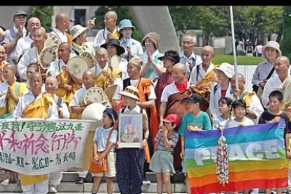 Un grupo de monjes budistas japoneses reza ante el cenotafio dedicado a las víctimas de la bomba, en el parque conmemorativo de la Paz en Hiroshima, al oeste de Japón.