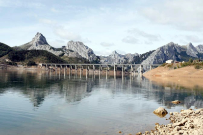 El de Riaño es el que más agua ha perdido ya que es el que más riego atiende. MARCIANO PÉREZ