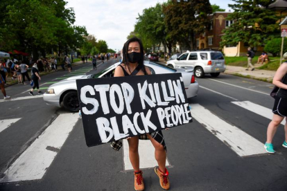 La estadounidense Amy Gee participa en una protesta celebrada el 26 de mayo en Mineápolis. CRAIG LASSIG