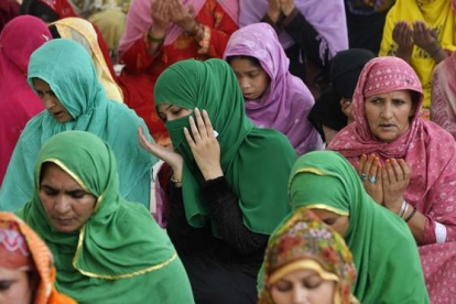 Mujeres pakistanís rezan en el primer viernes del mes del Ramadán.