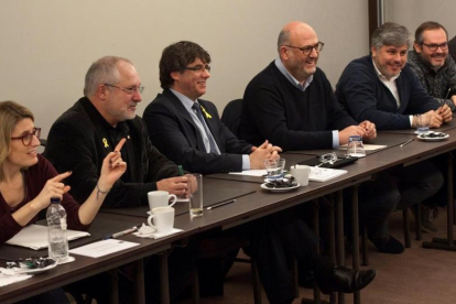 Carles Puigdemont reunido, en Bruselas, con los diputados de su partido.