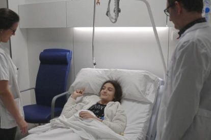 Natalia, la paciente operada de escoliosis, junto al doctor Juan Carlos Rodríguez Olaverri, en el Hospital Dexeus Quirón.