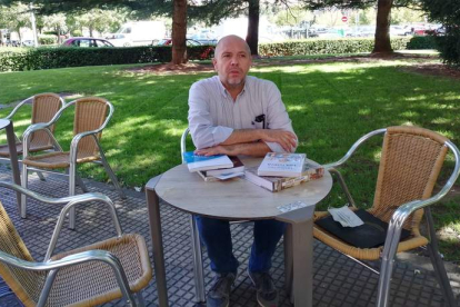 El leonés Joaquín Alegre, editor al frente de Rimpego, ayer en León, junto a varias de las últimas publicaciones lanzadas al mercado. DL