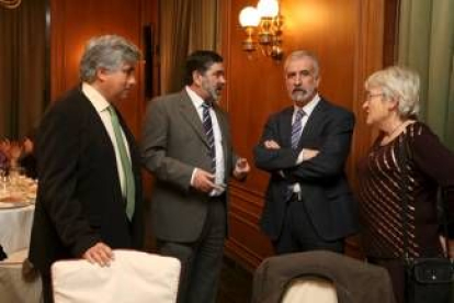 Francisco Carantoña, Ángel Penas, Salvador Gutiérrez y Ana Bernardo, momentos antes de la cena