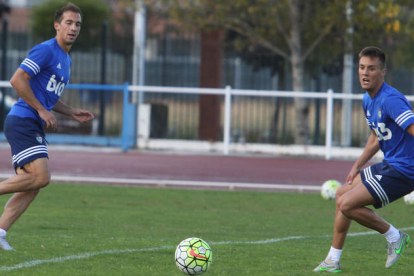 Adán, a la derecha, se quedó fuera de la convocatoria por decisión del club.