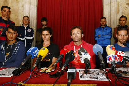 Daniel Arce, Roberto Aláiz, José Enrique Villacorta y Sebas Martos, sentados de izquierda a derecha, en la comparecencia ante los medios. Detrás, el apoyo de más atletas