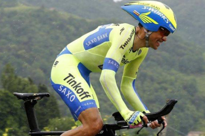 Alberto Contador, en pleno esfuerzo, durante la contrarreloj.