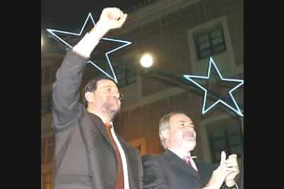El candidato por parte del PP es Jaime Mayor Oreja, en la imagen apoyado por Mariano Rajoy, secretario general de los populares.