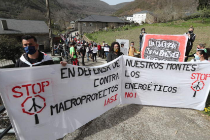 Participantes en la marcha reivindicativa que, ayer, partió del pueblo de Busmayor en dirección al Chan do Rabelo. L. DE LA MATA