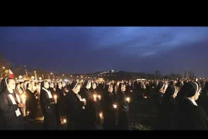 La procesión se realizó desde la basílica de la Ofrenda de Santa María, en la plaza mayor de Cracovia, hasta la explanada de Blonie, donde Karol Wojtila celebró una misa ante dos millones y medio de personas, en 2002.