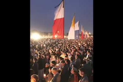 El acto repite, aunque amplificado, el ritual diario marcado desde el fallecimiento del Pontífice, en que miles de personas han acudido cada tarde a depositar velas y flores a Blonie.