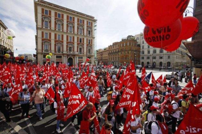 Italianos se manifiestan contra el gobierno de Berlusconi durante una protesta convocada por el mayor sindicato de Italia.